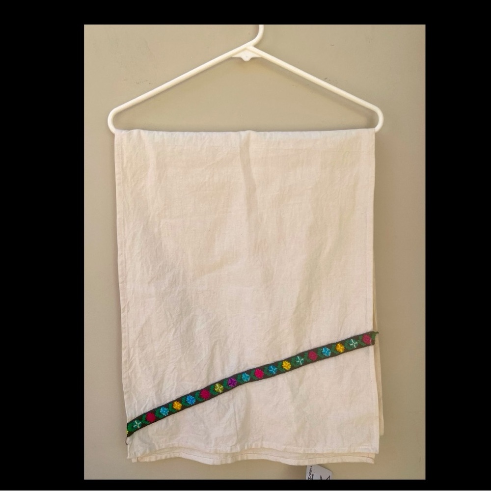 Made in Mexico Hand Embroidered Ribbon Detail Table Runner NWT - Picture 9 of 10